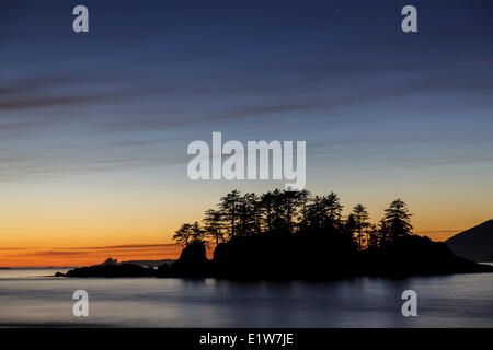 Le crépuscule descend sur Whaler Islet au large de la côte ouest de l'île de Vancouver dans la baie Clayoquot Sound, en Colombie-Britannique, Canada. Banque D'Images