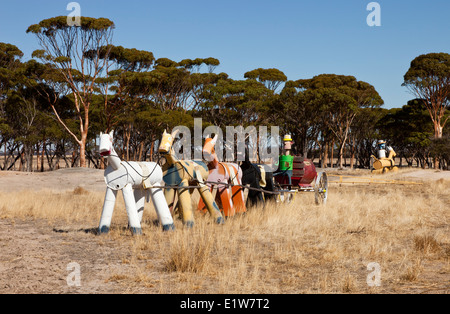 Tin Tin Horse chevaux sur la route dans l'ouest de l'Australie Banque D'Images