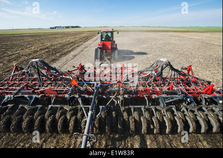 Déplacer le tracteur et l'air et jusqu'à la plantation semoir soja en chaumes de céréales, près de Dugald (Manitoba), Canada Banque D'Images