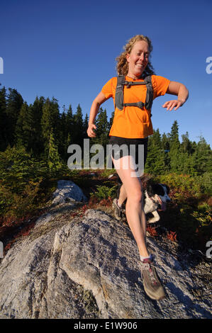 Femme et chien sur le sentier de montagne Hollyburn, Cypress Bowl, West Vancouver. La Colombie-Britannique. Canada Banque D'Images
