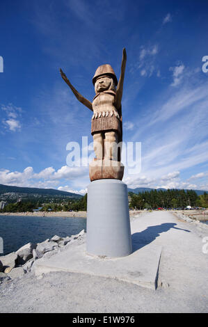Statue des Premières Nations à Ambleside Park et le West Vancouver Centennial Seawalk, West Vancouver, British Columbia, Canada Banque D'Images