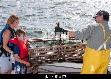 Jeune garçon et sa mère parler de pêcheur de homard, Northport, Prince Edward Island, Canada Banque D'Images