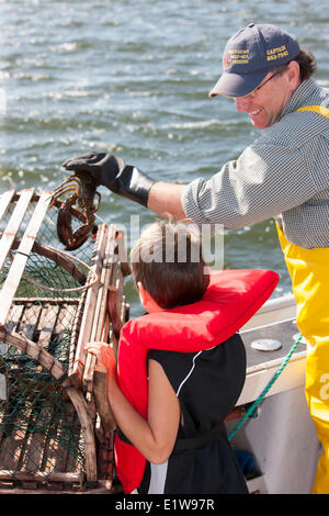 Jeune garçon parler à pêcheur de homard, Northport, Prince Edward Island, Canada Banque D'Images