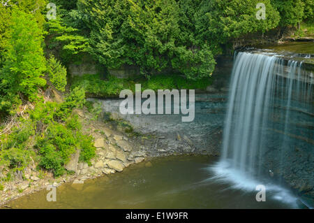 La rivière Kagawong coule sur Bridal Veil Falls, Kagawong, île Manitoulin, Ontario, Canada Banque D'Images