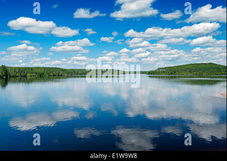 Cumulus se reflète dans le lac Kenogamisis, Geraldton, Ontario, Canada Banque D'Images