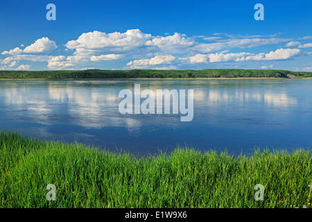 Nuages reflétée dans le fleuve Mackenzie, Ft. Simpson, Territoires du Nord-Ouest, Canada Banque D'Images