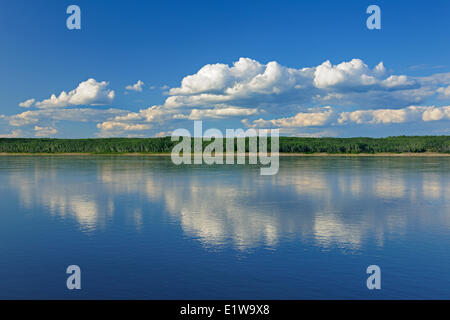 Nuages reflétée dans le fleuve Mackenzie, Ft. Simpson, Territoires du Nord-Ouest, Canada Banque D'Images