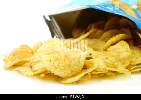 Croustilles de pommes de terre de l'emballage sur un fond blanc Banque D'Images