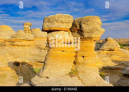 Cheminées dans badlands (Site du patrimoine mondial de l'UNESCO), Writing-on-Stone Provincial Park, Alberta, Canada Banque D'Images