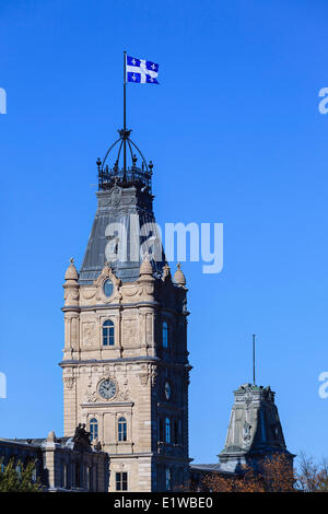 Fleur-de-lis d'un drapeau au sommet d'édifices du Parlement de Québec, Québec, Québec, Canada Banque D'Images