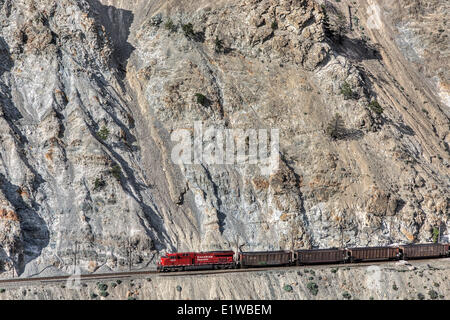 Train de fret ferroviaire, Trans Canada, Thompson River Valley, British Columbia, Canada Banque D'Images