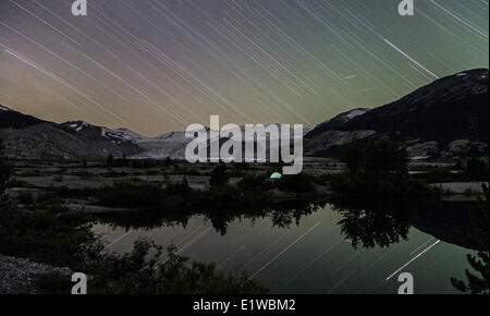 Star Trails et tente, pont rivière Glacier, Coast Mountains, British Columbia, Canada Banque D'Images