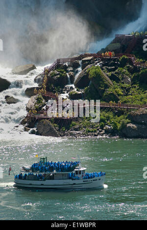 Maid of the Mist boat touristes de passage l'observation d'American Falls, partie de Niagara Falls de Niagara Falls, NY Banque D'Images