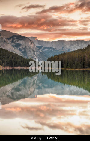 Lever du soleil sur le lac Two Jack, Banff National Park, Alberta, Canada Banque D'Images