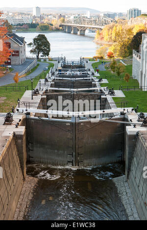 Regardant vers le bas sur le pont des Sapeurs des écluses d'Ottawa. Les écluses font partie du lieu historique national du Canal-Rideau Canada sont gérés Banque D'Images