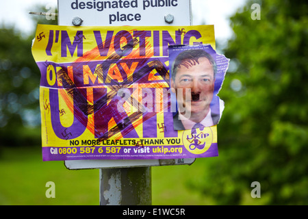 Affiche électorale de l'UKIP couvert de croix gammées avec une photo de Nigel Farage modifié pour ressembler à Hitler ajouté Banque D'Images