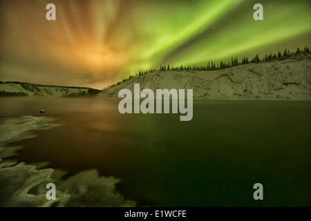 Aurores boréales illuminent le ciel sur la Rivière Yukon au Yukon. Aussi connu sous le nom de Northern Lights. Banque D'Images