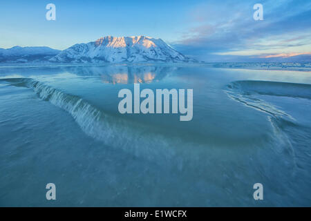 Sur le lac Kluane gèle en motifs intéressants au cours d'un après-midi très froid dans le Yukon. Banque D'Images