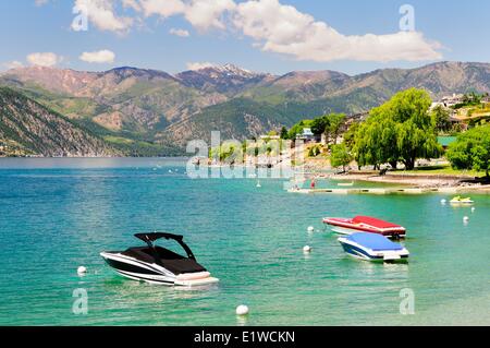 Hors-bord sur le lac Chelan dans l'État de Washington, USA. Banque D'Images