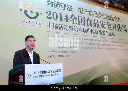 Beijing, Chine. 10 Juin, 2014. Le vice-Premier ministre chinois Wang Yang parle à une cérémonie de lancement de la Semaine de la publicité de la sécurité alimentaire de la Chine à Beijing, capitale de Chine, le 10 juin 2014. © Pang Xinglei/Xinhua/Alamy Live News Banque D'Images