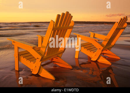 Chaises Adirondack sur plage, le parc provincial de Grand Beach, Manitoba, Canada Banque D'Images
