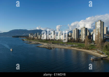 Sunset Beach et la Vancouver Condos vue depuis le pont Burrard.Vancouver, Colombie-Britannique Banque D'Images