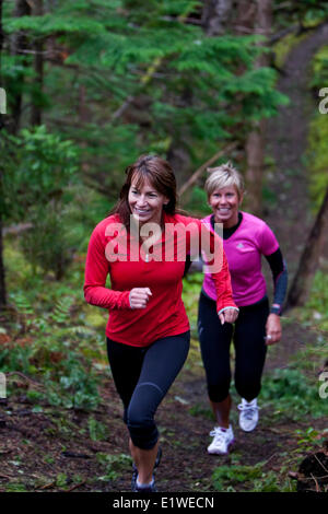 Deux amis courir le long des sentiers près du Cap Lazo marsh à Comox. La vallée de Comox Comox en Colombie-Britannique, île de Vancouver Banque D'Images