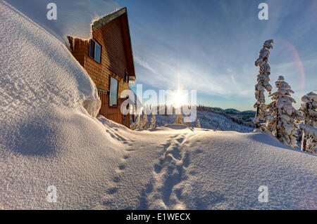 Un chalet de ski couverte d'une neige profonde est un site familier jusqu'au Mt. Washington's petit village situé près de la station de ski. Mt. Banque D'Images