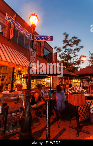 Les amis se réunissent pour un dîner tranquille sur une terrasse dans la vieille ville de Nanaimo trimestre. Nanaimo Vancouver Island British Banque D'Images