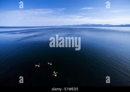 Jupe de kayak le long du littoral, à la recherche au sud vers l'île de Vancouver, près de Helliwell Bluffs sur l'île Hornby. Isla Hornby Banque D'Images