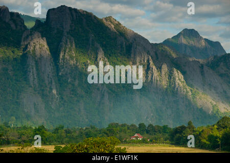 Des montagnes dans les régions rurales du Laos près de la ville de Vang Vieng Banque D'Images