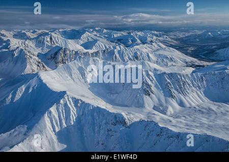 Vue aérienne de la montagnes Ogilvie dans le parc territorial Tombstone, Yukon. Banque D'Images