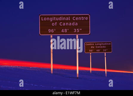 Signalisation le long de la route transcanadienne à l'est de Winnipeg au cours de l'hiver, Manitoba, Canada Banque D'Images