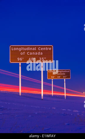 Signalisation le long de la route transcanadienne à l'est de Winnipeg au cours de l'hiver, Manitoba, Canada Banque D'Images