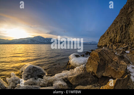 Coucher de soleil sur le lac Okanagan en hiver, au sud de la vallée de l'Okanagan en Colombie-Britannique, Canada. Banque D'Images