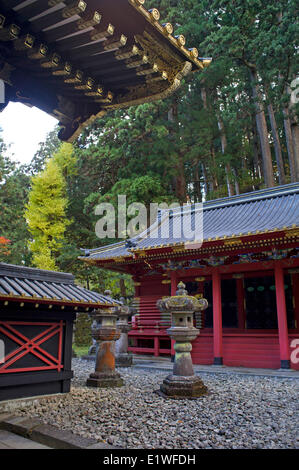 Lanternes en pierre de Futarasan Shrine à Nikko, Japon Banque D'Images