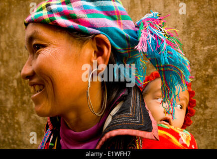Femme Hmong avec son bébé à Sapa, Vietnam Banque D'Images