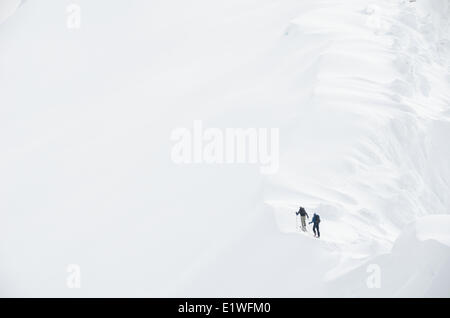 Deux randonneurs montent un ridgeline cannelé de qua Peak dans les Kootenays, près de Nelson, Colombie-Britannique Banque D'Images