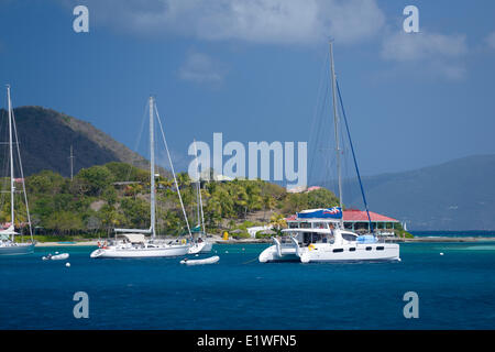 Voiliers à l'ancre devant un jeunot's Marina Cay, Marina Cay, Îles Vierges Britanniques Banque D'Images