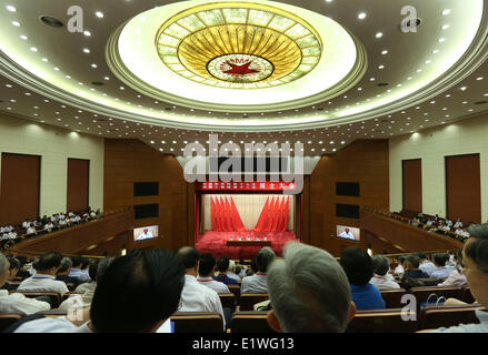 Beijing, Chine. 10 Juin, 2014. Le Premier ministre chinois Li Keqiang, également membre du Comité permanent du Bureau politique du Parti communiste chinois (PCC), l'adresse du Comité central le top des universitaires et des scientifiques sur la situation économique dans une conférence à Beijing, capitale de la Chine, le 10 juin 2014. © Pang Xinglei/Xinhua/Alamy Live News Banque D'Images