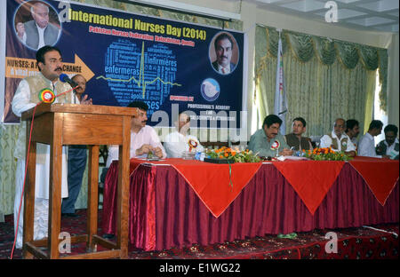 Le ministre de la Santé, du Balouchistan Mir Rehmat Sahel Baloch adresses de cérémonie dans le cadre de la Journée internationale des infirmières organisé par la Fédération des infirmières et infirmiers du Baloutchistan a tenu à Quetta, le mardi 10 juin 2014. Banque D'Images