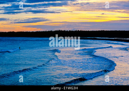 Le surf au coucher du soleil, Cow Bay, Nova Scotia, Canada Banque D'Images