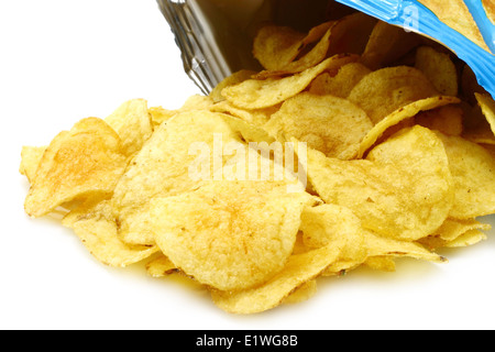 Croustilles de pommes de terre de l'emballage sur un fond blanc Banque D'Images