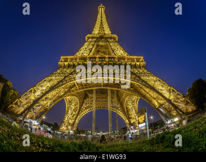 Paris - le 28 août : Fish-Eye Vue sur Tour Eiffel la nuit le 28 août 2013 à Paris, France Banque D'Images