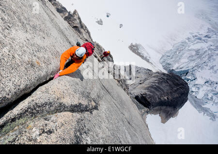 Une paire de grimpeurs ascend Surf's Up, un itinéraire sur Snowpatch Spire dans les Bugaboos, Colombie-Britannique Banque D'Images