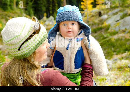 Un garçon est jonglé avec par sa mère alors que l'automne randonnée dans les Monts Purcell près de Nelson, Colombie-Britannique Banque D'Images