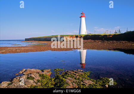 Le phare de Point Prim reflète dans bassin de marée, Point Prim, Prince Edward Island, Canada Banque D'Images