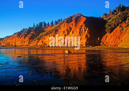 Coucher du soleil sur les falaises, le parc provincial de Five Islands, baie de Fundy, en Nouvelle-Écosse, Canada Banque D'Images