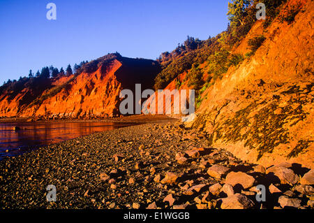 Coucher du soleil sur les falaises, le parc provincial de Five Islands, baie de Fundy, en Nouvelle-Écosse, Canada Banque D'Images