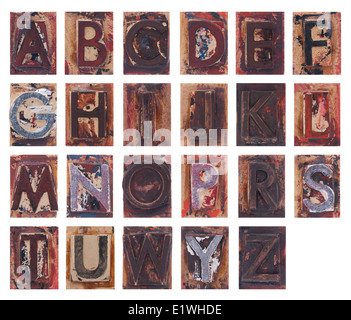 Les vieilles lettres alphabet isolé sur fond blanc Banque D'Images